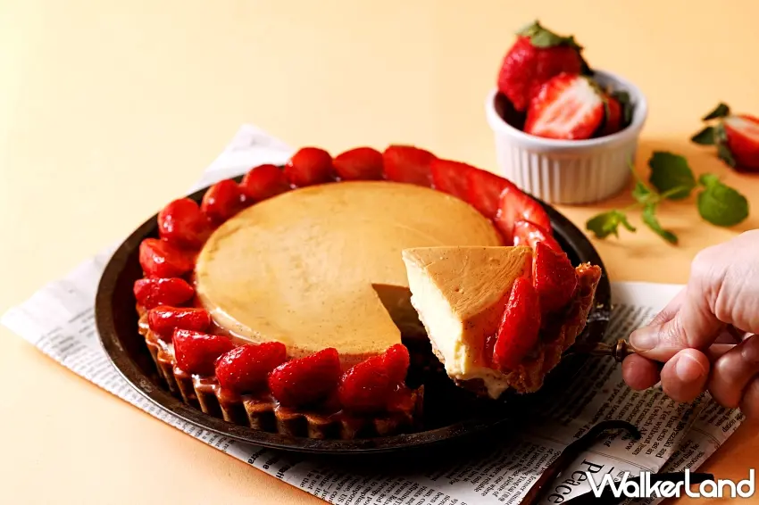 ▲草莓巨無霸布丁塔以7吋的豪邁尺寸登場,金黃酥脆的法式低糖塔皮中,填滿了濃郁香滑的卡士達醬內餡