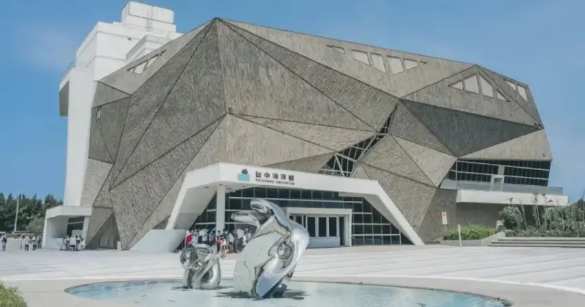 ▲2025年開幕的台中海洋館，以獨特的幾何岩石造型，勾勒出充滿現代感的建築美學。這座備受矚目的海線新地標，光是外觀就氣勢十足，絕對是近年必拍的熱門打卡點！