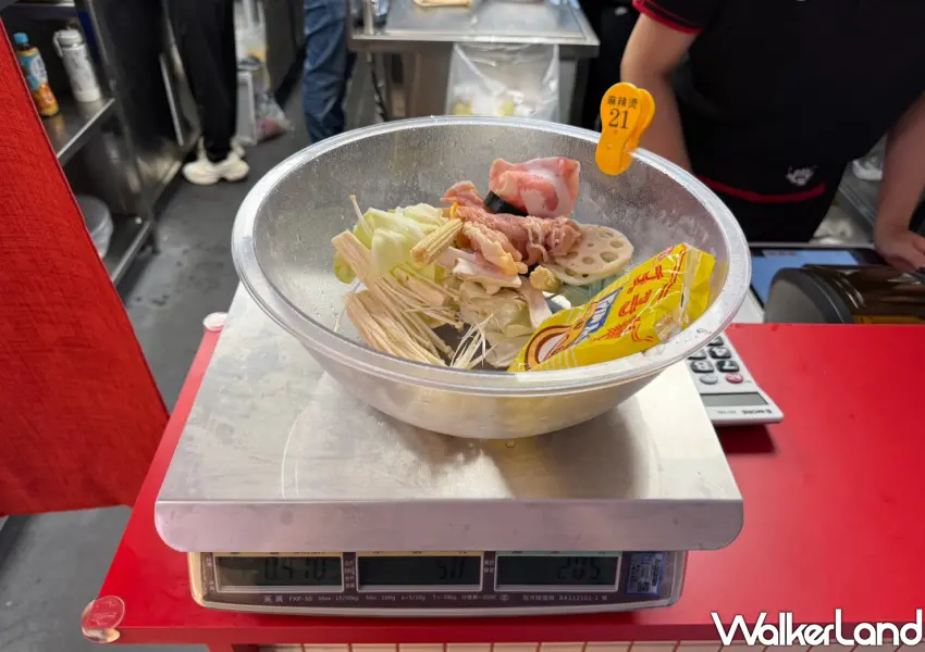 ▲海底撈麻辣燙「圈粉舖子」櫃檯秤重100g 50元。(攝影:鄭雅之)