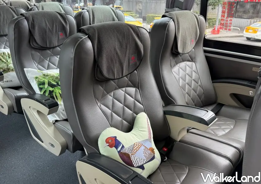 ▲雄獅旅遊森林巴士的五感策展設計，車內有森林香氛、台灣在地動植物造型抱枕、搶道缺貨的台灣特色動物玩偶迎接旅客。(攝影：鄭雅之)