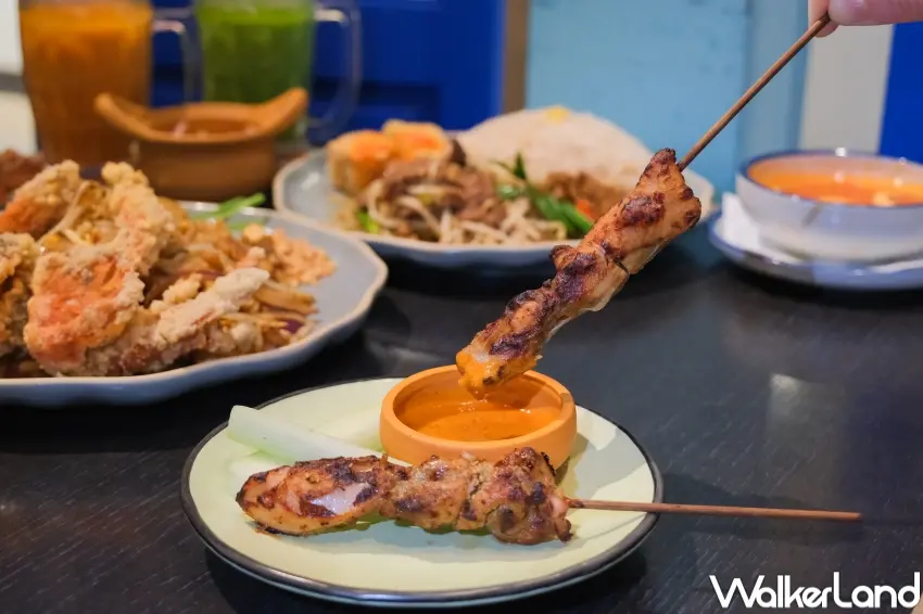 ▲帕泰家於指定平日推出50元加購炭烤雞肉沙嗲串優惠。（攝影：張人尹）