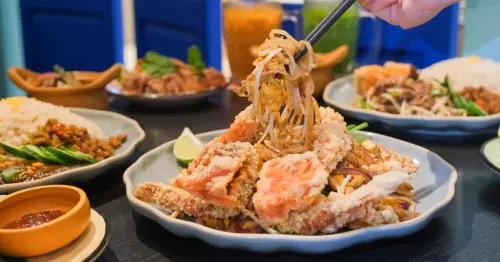 一人獨享泰式套餐！帕泰家泰式酸辣烤魚 軟殼蟹炒河粉個人餐，50元沙嗲串平日省最多。