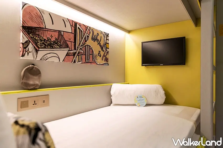 ▲每床皆配有獨立視聽設備與簾幕，結合美式塗鴉風格妝點，提供旅客兼具互動與私密的沉浸式休憩空間。圖／天成文旅-華山町提供；窩客島整理