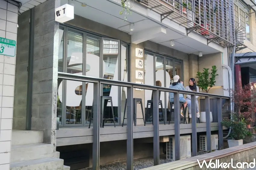 ▲PLOT 結合咖啡、甜點與藝術展覽空間，成為東區巷弄裡能慢下腳步的生活靈感咖啡廳。（攝影：張人尹）