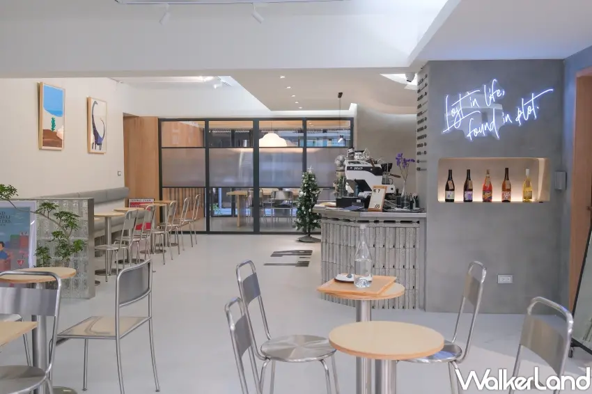 ▲PLOT 以水泥、原木與鋼鐵打造留白空間，讓展覽與活動能隨內容轉換氛圍。（攝影：張人尹）