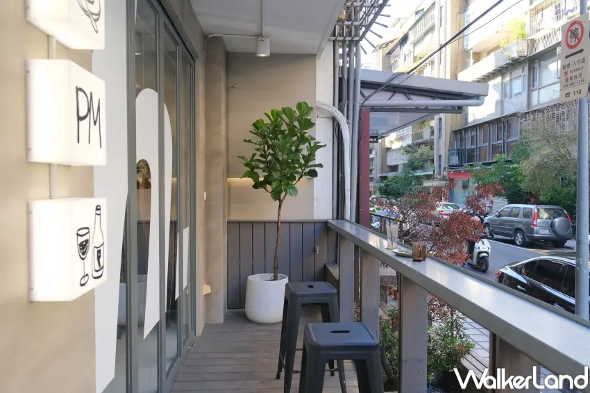 ▲面向街邊的露台設計，讓 PLOT 成為能自在品嚐咖啡與甜點的療癒角落。（攝影：張人尹）
