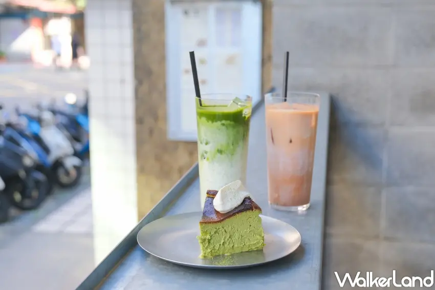 ▲PLOT 招牌抹茶巴斯克以抹茶粉與三種乳酪製成，口感柔軟，適合搭配咖啡享用。（攝影：張人尹）