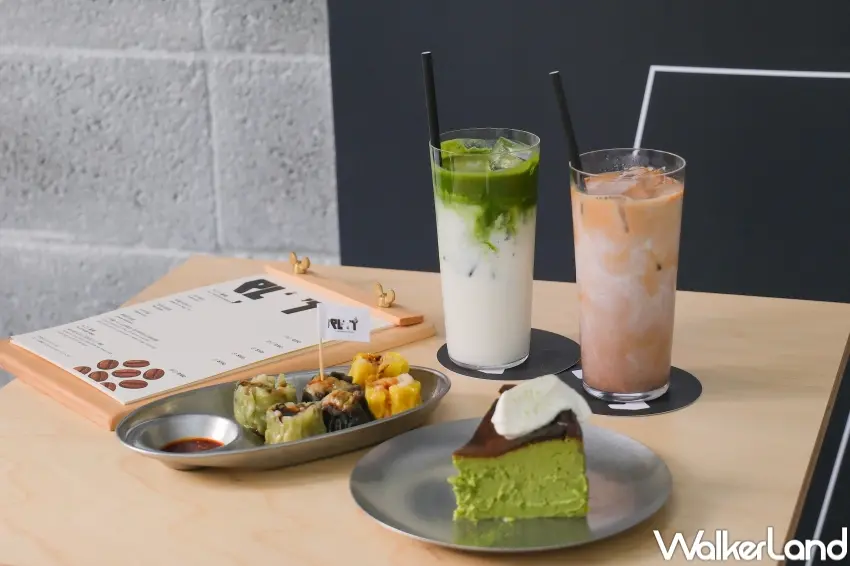 ▲港式鴛鴦與日系茶飲並列，讓 PLOT 從白天到夜晚都有不同飲品選擇。（攝影：張人尹）