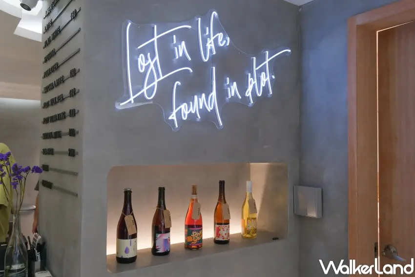 ▲PLOT 以水泥、原木與鋼鐵打造留白空間，讓展覽與活動能隨內容轉換氛圍。（攝影：張人尹）