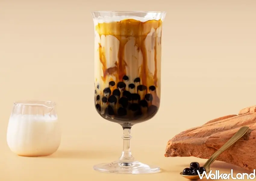 ▲春茶吉苑春鑄系列「黑玉國王」，烏瓦紅茶搭配奶韻與蜜釀珍珠，層次分明。