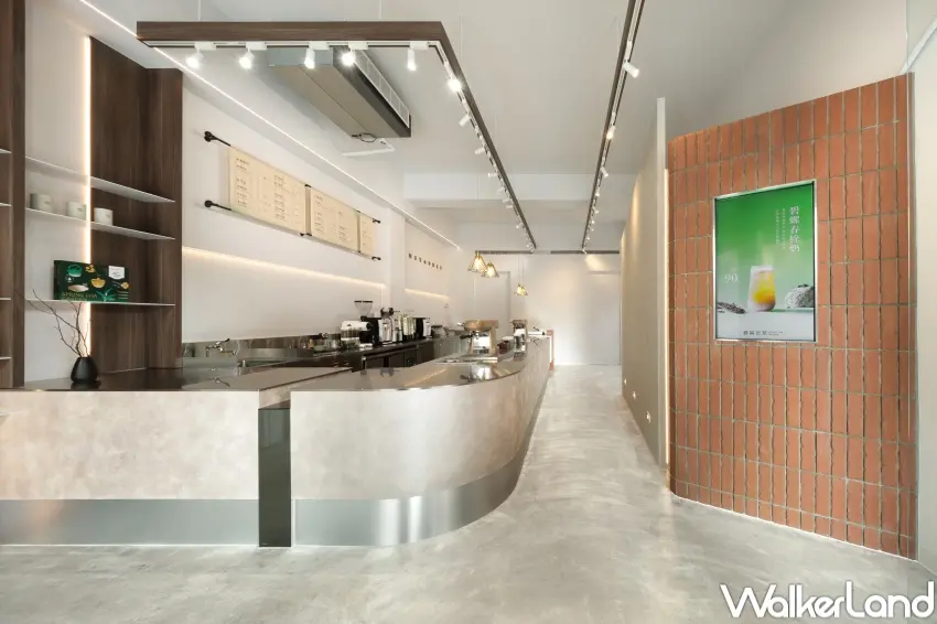 ▲春茶吉苑空間以臺灣磚紅與留白設計，營造回家喝茶般的自在氛圍。