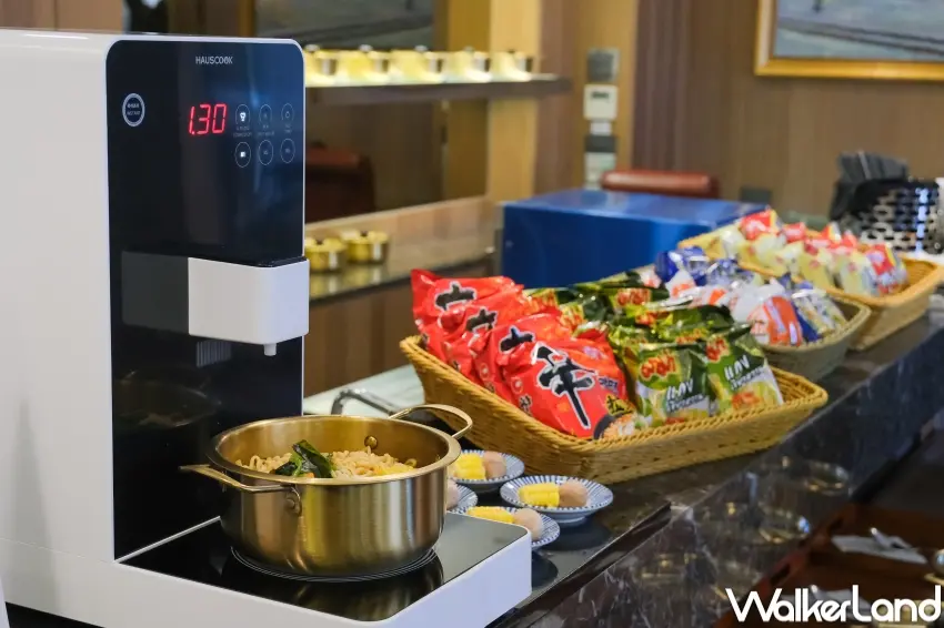 ▲大廳宵香拾味區域提供多樣化的消夜選擇，包含各國泡麵與熱食。（攝影：張人尹）