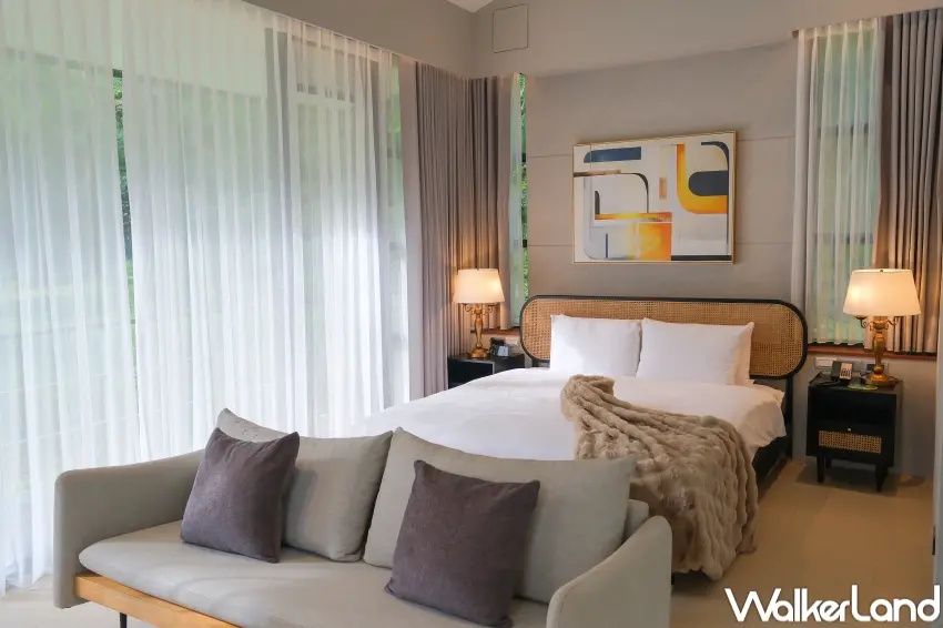 ▲別墅房型採用挑高木質構造，並透過大型落地窗引入山林景觀。（攝影：張人尹）