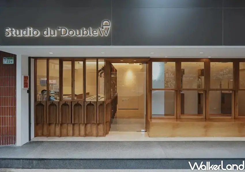 ▲Double V將 Gelato 的圓潤弧線轉化為櫃台與立食桌語彙，並融入義大利建築與教堂穹頂常見的拱形結構。