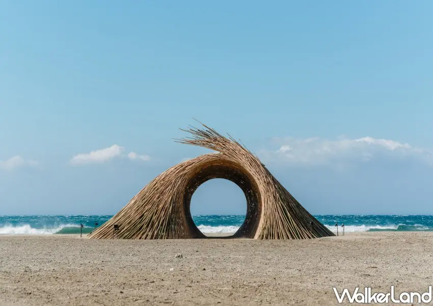 ▲落山風藝術季「海的回聲:沙灘展區」風逕,以屏東海口特有的落山風為靈感,當行走來到海岸的邊界,身體將不再是主角,而是風的接收器—作品「風逕」。。