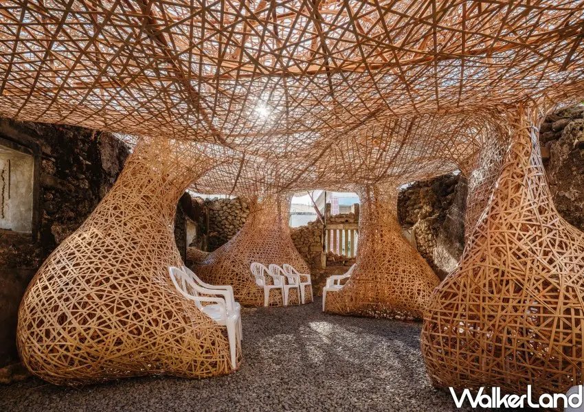 ▲2025落山風藝術季「風的序曲:村落展區」有風味(位),以風吹拂經過破舊石頭屋的流體造型,形塑落山風的視覺感。