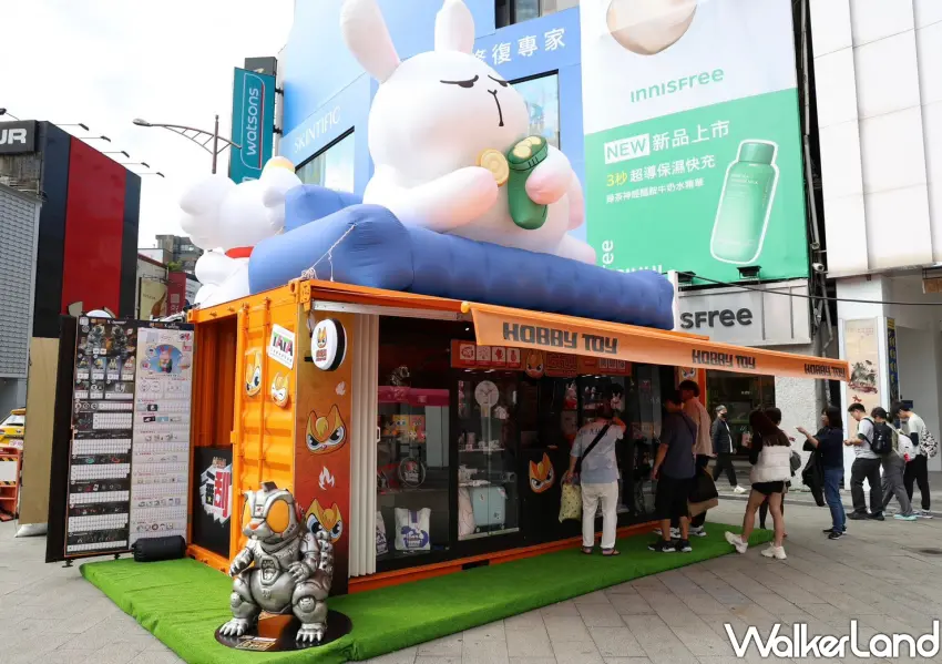 ▲西門PLAY樂購町現場也規劃潮玩快閃店,推出多款公仔與 IP 盲盒讓大家腦波弱買爆。