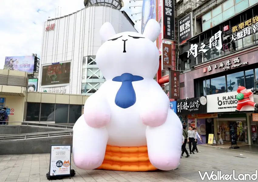 ▲西門町捷運六號出扣後方,超大型「星期一的布魯斯 」療癒到翻。