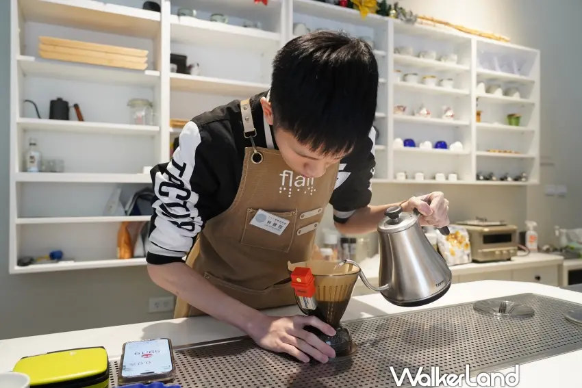 ▲「Flair視障咖啡」的咖啡師手沖咖啡時，會透過機器聲音提示來輔助操作。（攝影：楊婷雅）