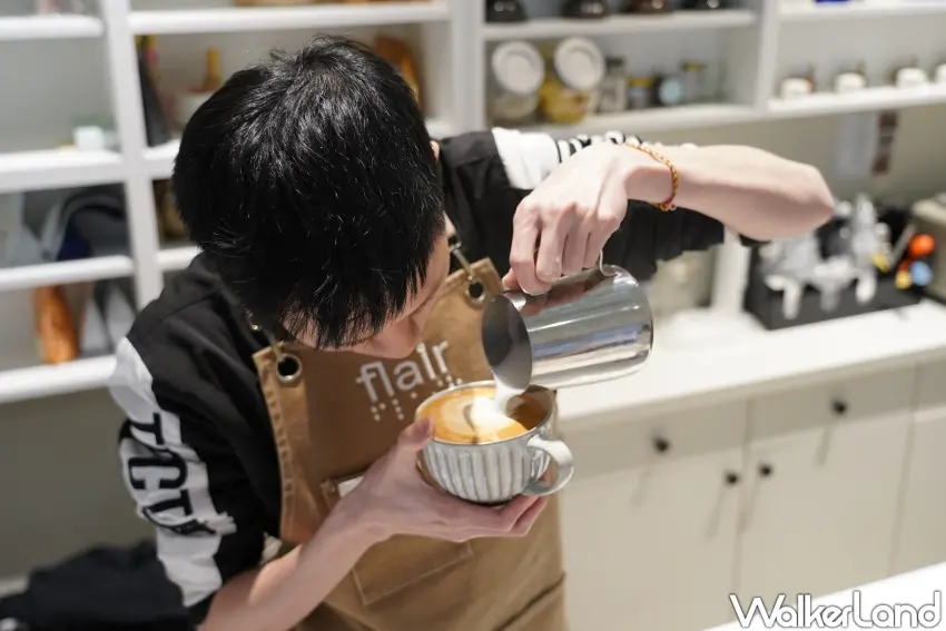 ▲「Flair視障咖啡」的林姓兄妹用心為客人的拿鐵拉花。