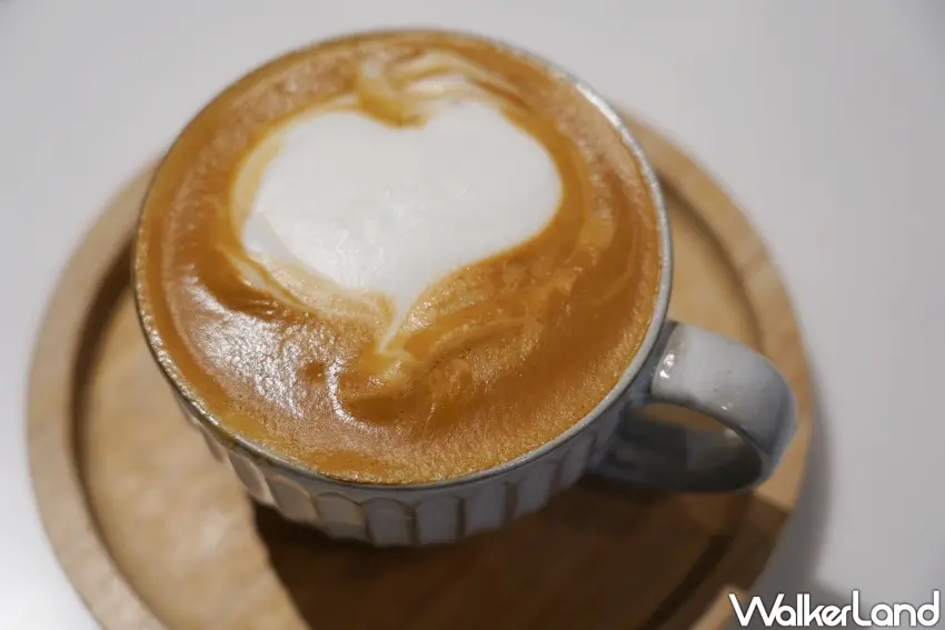 ▲拿鐵上的愛心拉花，是林晉陞用心製作的成果。（攝影：楊婷雅）