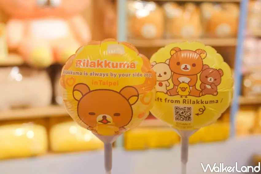 ▲拉拉熊巡迴展滿額贈禮依消費門檻推出,多款台灣限定設計吸引收藏粉絲。(攝影:張人尹)