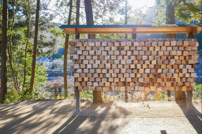▲世羅町大成龍神社，境內的繪馬架上掛滿祈求事業有成、飛黃騰達等各種願望的繪馬