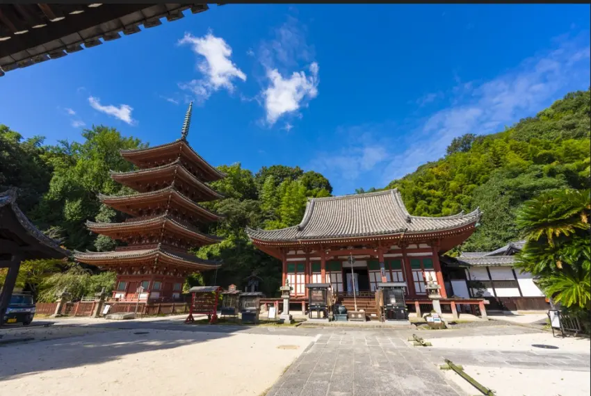 ▲明王院的五重塔及本堂歷史悠久令人讚嘆，院內氣氛寧靜祥和