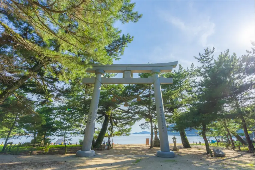▲位於海濱的桂濱神社，面向大海的鳥居為其特徵
