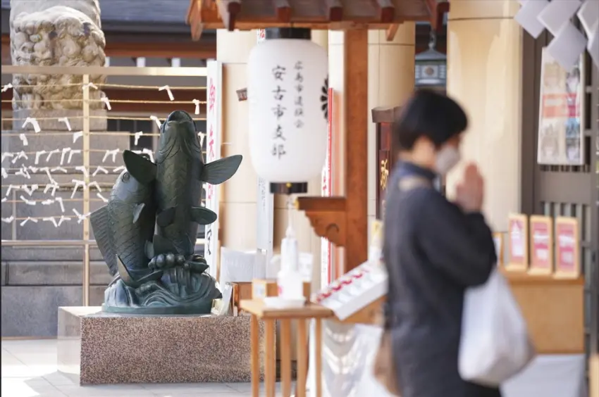 ▲護國神社有兩座鯉魚雕像，可在心中許願並撫摸魚身，祈求保佑願望成真