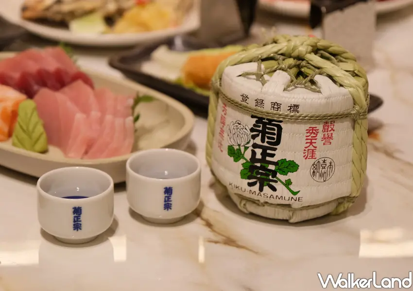 ▲漢來島語吃到飽「一島檯一餐酒」的Wine Paring服務，「盛區」搭配日本神戶360年老字號「菊正宗清酒」。（攝影：鄭雅之）