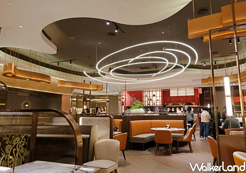 ▲漢來島語吃到飽台茂店迎賓入口融入洞穴意象，搭配光影與裝置藝術，營造山海交會的沉浸感。（攝影：鄭雅之）