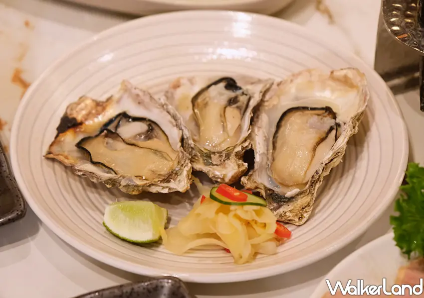 ▲漢來島語吃到飽台茂店推薦必吃「現烤生蠔噴琴酒」。(攝影：鄭雅之)