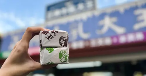 南投人氣冰店推薦！正典牛乳大王 中興新村必吃美食，40元三明治冰磚太狂、一顆就超飽。