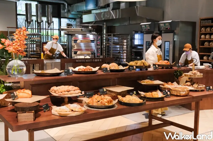 ▲白霧時光現場烘焙麵包全天候出爐，不論內用或外帶，都是不少粉絲的必拿品項。（攝影：張人尹）