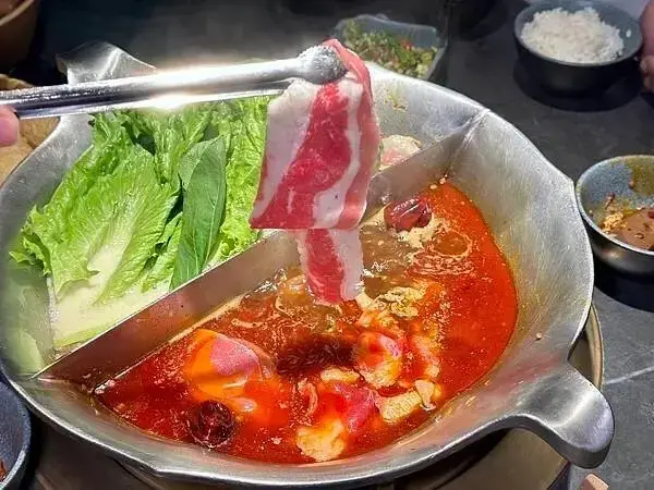 ▲台北大巨蛋美食必吃麻辣鍋推薦：湊湊火鍋提供KTV包廂，讓你看完演唱會繼續嗨。