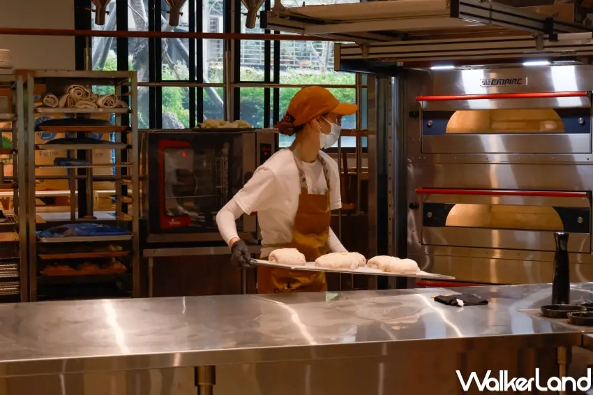 ▲白霧時光烘焙麵包全天候供應，店內還能看到現做麵包工作區。（攝影：張人尹）