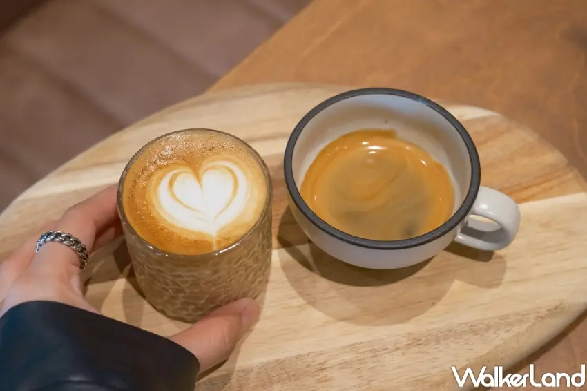 ▲白霧時光咖啡推薦「白霧1+1」濃縮咖啡加小短笛。（攝影：張人尹）