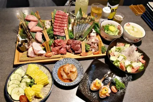 ▲台北大巨蛋美食人氣燒肉推薦！專人代烤「豆町村燒肉」位在國父紀念館站一號出口附近。