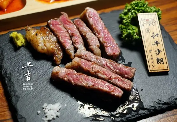 ▲台北大巨蛋美食人氣燒肉推薦！上吉燒肉各種頂級和牛專人幫你烤。