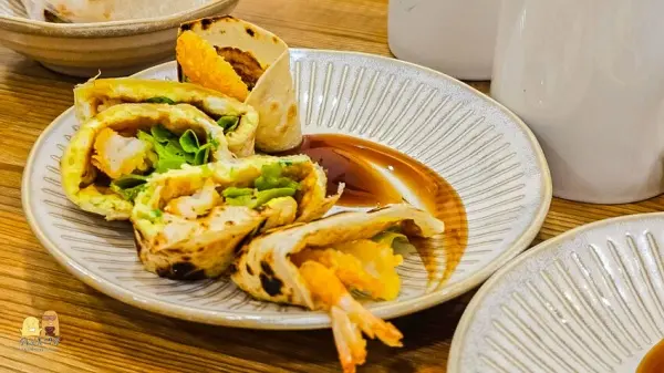 ▲台北大巨蛋美食推薦！24小時營業「老漿家」天婦羅炸蝦蛋餅。