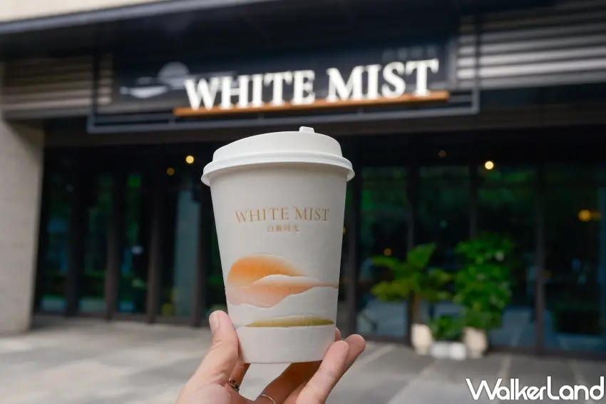 ▲白霧時光主打不限時、有插座空間，讓粉絲能從用餐、喝咖啡一路待到下班後放鬆。（攝影：張人尹）