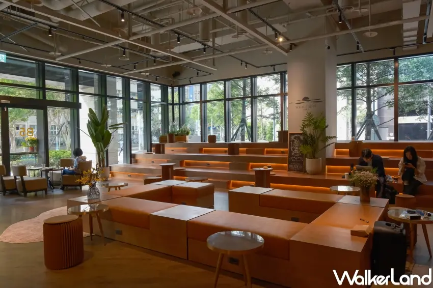 ▲白霧時光規劃時光自由區階梯座位，不限時並提供插座，適合久坐工作或自在停留。（攝影：張人尹）