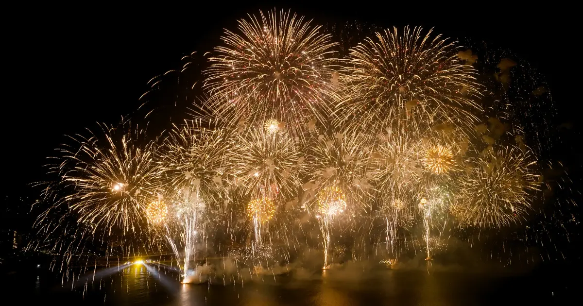 跨年先衝新北1314跨河煙火！10大淡水八里最佳觀賞點，市集 卡司一次看。