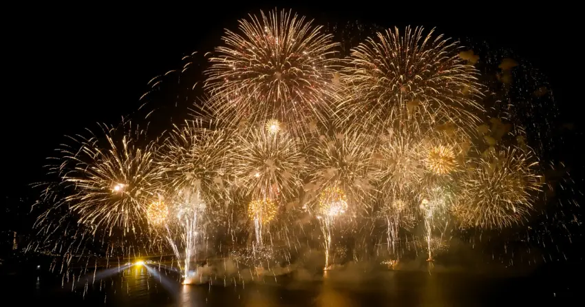 跨年先衝新北1314跨河煙火！10大淡水八里最佳觀賞點，市集 卡司一次看。