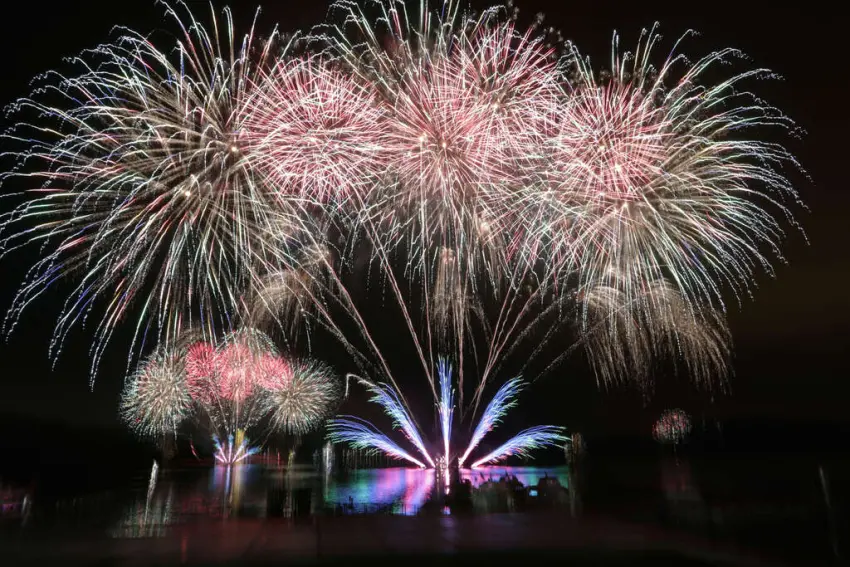 ▲南投則主打雙煙火秀，日月潭將在水社與伊達邵兩地同步施放300秒煙火，展現湖光山色的浪漫，而清境農場則在高海拔星空下施放4000發高空煙火，是全台最高的跨年派對