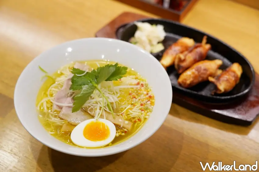 ▲鹽味雞湯拉麵搭配雞皮煎餃，是老饕喜愛的經典組合。（攝影：楊婷雅）