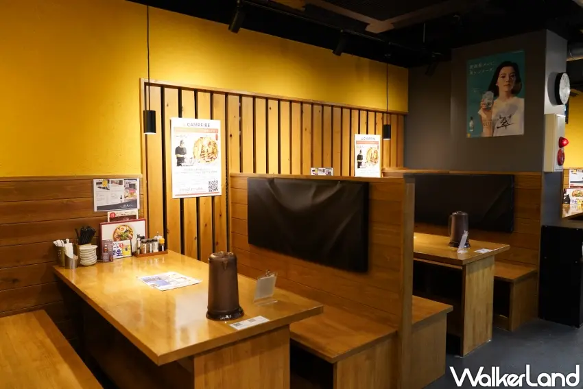 ▲「麵酒一照庵」設有多人座位區，方便團體用餐。（攝影：楊婷雅）