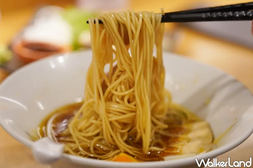 ▲生醬油雞湯拉麵為「麵酒一照庵」招牌之一。（攝影：楊婷雅）