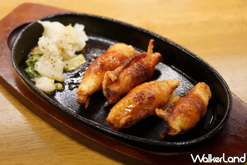 ▲鐵板雞皮煎餃亦是「麵酒一照庵」的一大亮點。（攝影：楊婷雅）